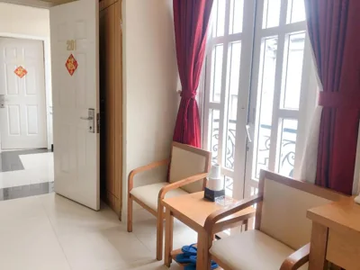 豪华带阳台双人房 — Royal Hotel